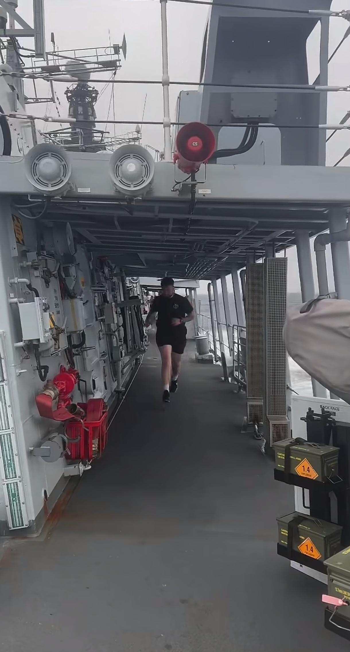 澳大利亚皇家海军的安扎克级护卫舰，不是伯克级啦，伯克级是美国的驱逐舰。老外的体格