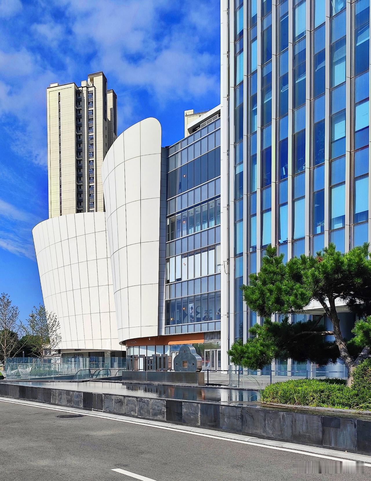街景随拍沈阳市长白南。
沈阳地铁9号线有一站点“长白南（长白岛内河南岸至浑南西路
