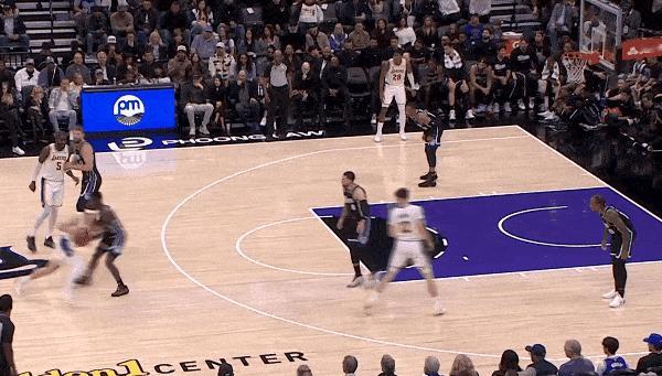 真神！里夫斯45分平生涯纪录！
在今天NBA常规赛湖人对阵国王的第四节比赛中，里