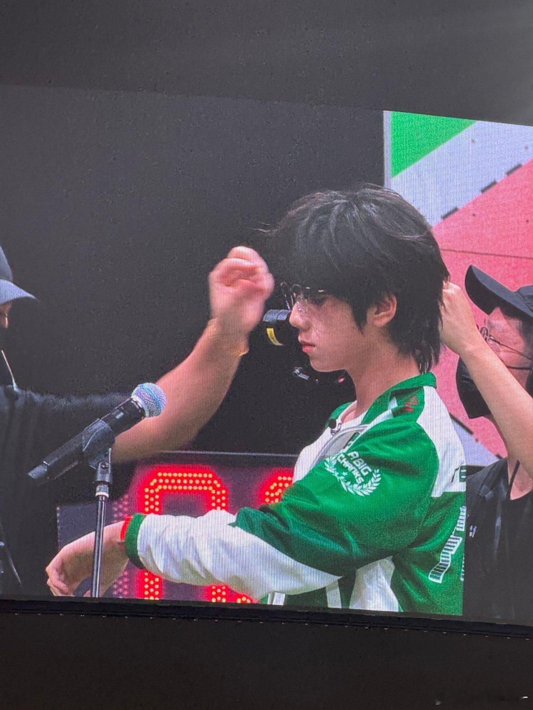王橹杰运动会大屏王橹杰完全是大屏的神来的ᕱ⑅ᕱ  ྀི 