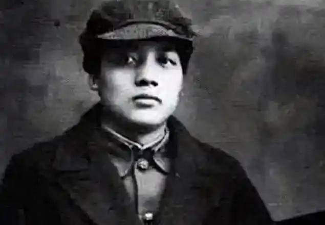 很多人觉得伟人都无软肋，可1955年授衔大典上，毛主席却突然红了眼眶，一行热泪悄