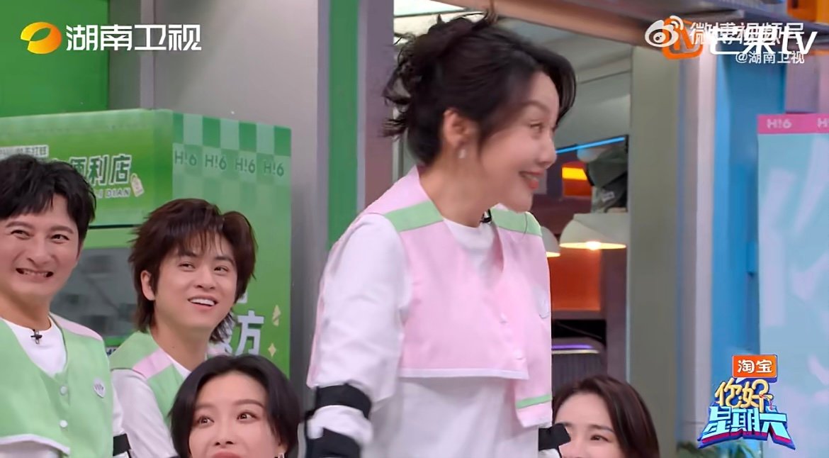 丁程鑫又调皮了 明明知道闫妮不会骑车，还故意逗姐姐要试一试，调皮小表情真的太可爱