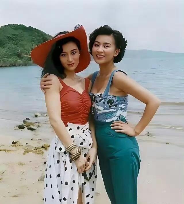 明星老照片分享
刘嘉玲与利智同框
左边是利智，右边是刘嘉玲
两种截然不同的美
在