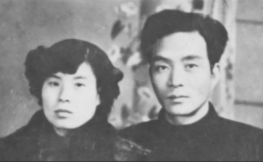1950年的春节，焦裕禄回家探亲，他到处找不到妻子，母亲惋惜地说：“你妻子改嫁了