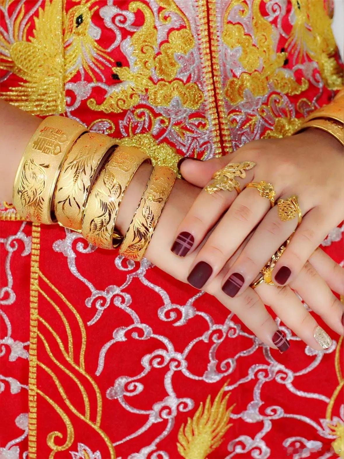 有家庭买三金价格越等越高昨天我说的表侄女，她去年结的婚。 当时说金价涨太多了，现