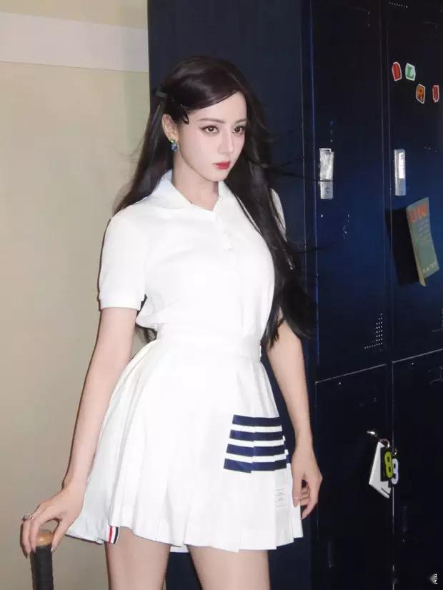 迪丽热巴秀纤细美腿，身姿曼妙。 ​​​