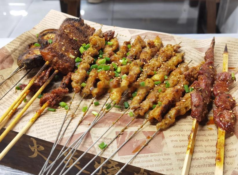 难受了两天，吃啥都没味儿。下了班一个人整点小烧烤，喝着冰饮料，嚼着大腰子，瞬间感