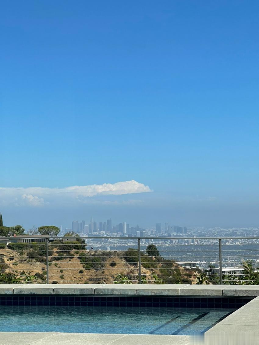 今天LA的天气真不错，依稀可见远处的“花园银行”[嘻嘻] ​​​