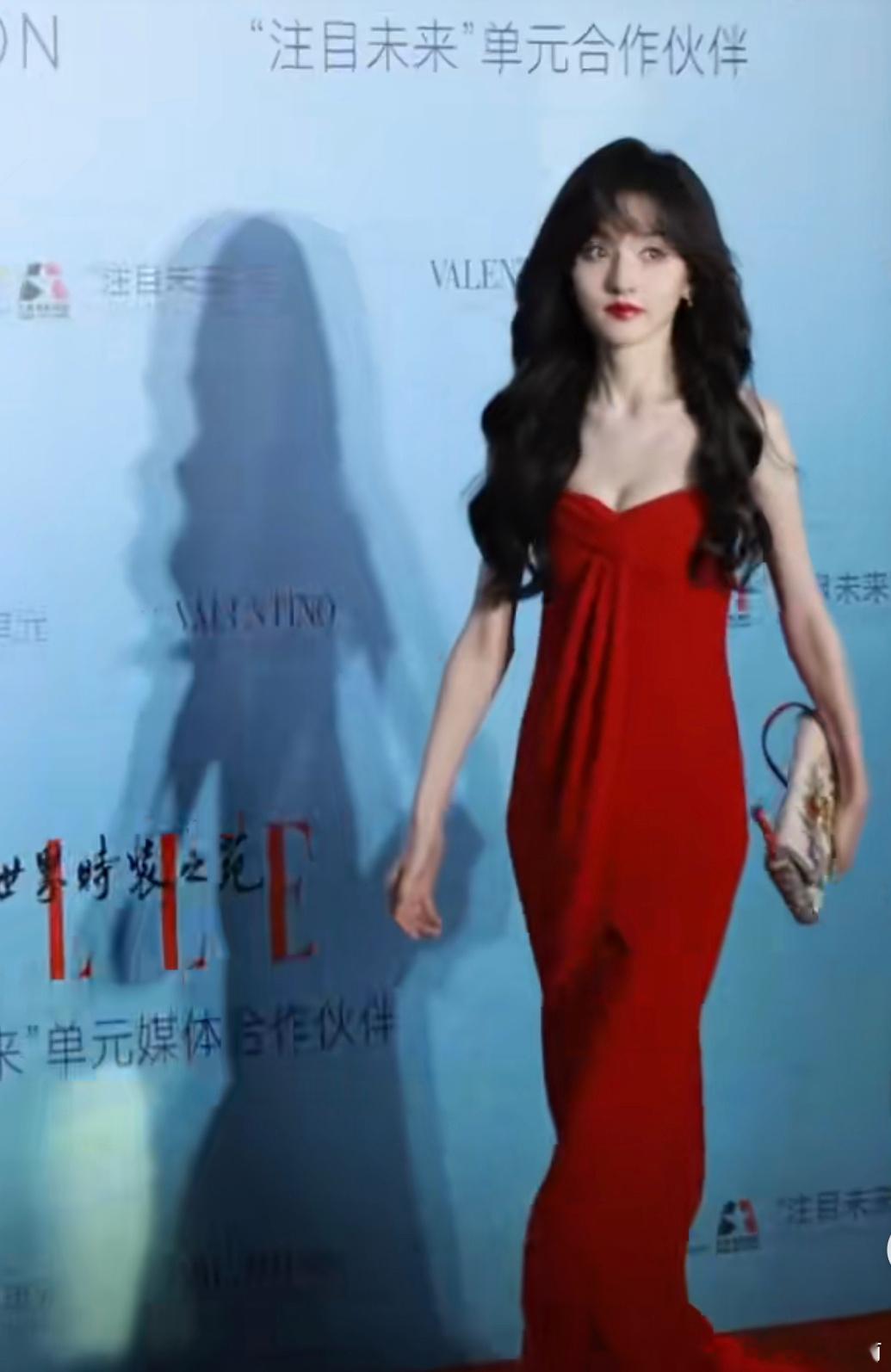 宋祖儿华伦天奴活动直拍，明艳大气的港风美人！ 