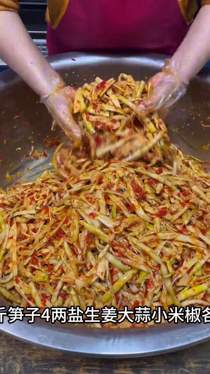 酸辣小笋子教学配方。
笋子按照这样做一年都不会坏。十斤笋子4两盐、生姜、大蒜、小