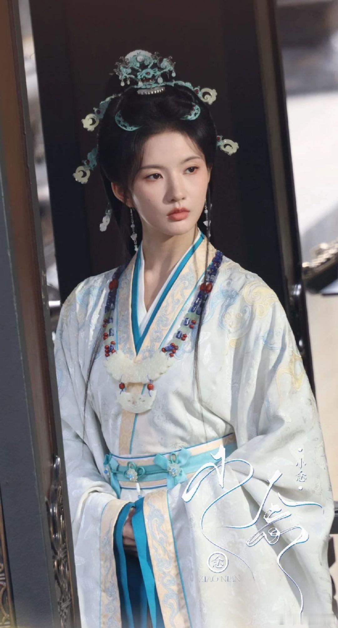 刘些宁青花瓷美人《归良辰》刘些宁饰演慕容钧，路透里清丽出尘，颜值与气质双在线，不