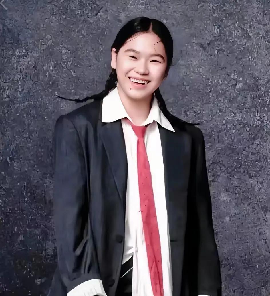 有时候真得信命
看到全红婵的面相
脸部右下角一个黑痣
这应该就是老人家所说的福痣