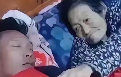 陕西丹凤，一男子伺候病危的母亲，由于太疲倦不小心睡着了，等他醒来时，却发现母亲已