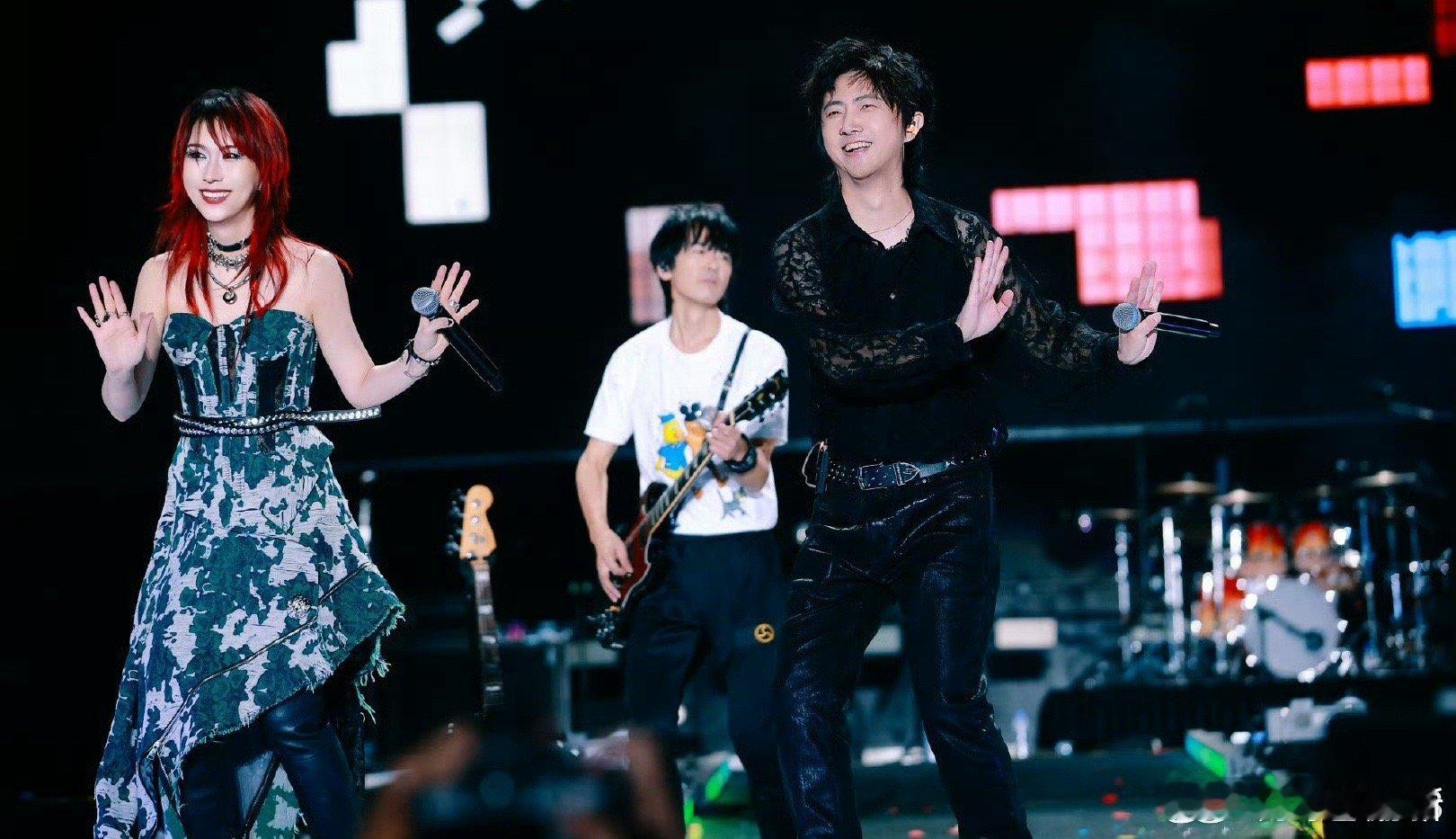 新裤子随地大小扭舞姿很曼妙 摇滚现场的集体蹦迪，新裤子玩得最明白。不拘束不端着，