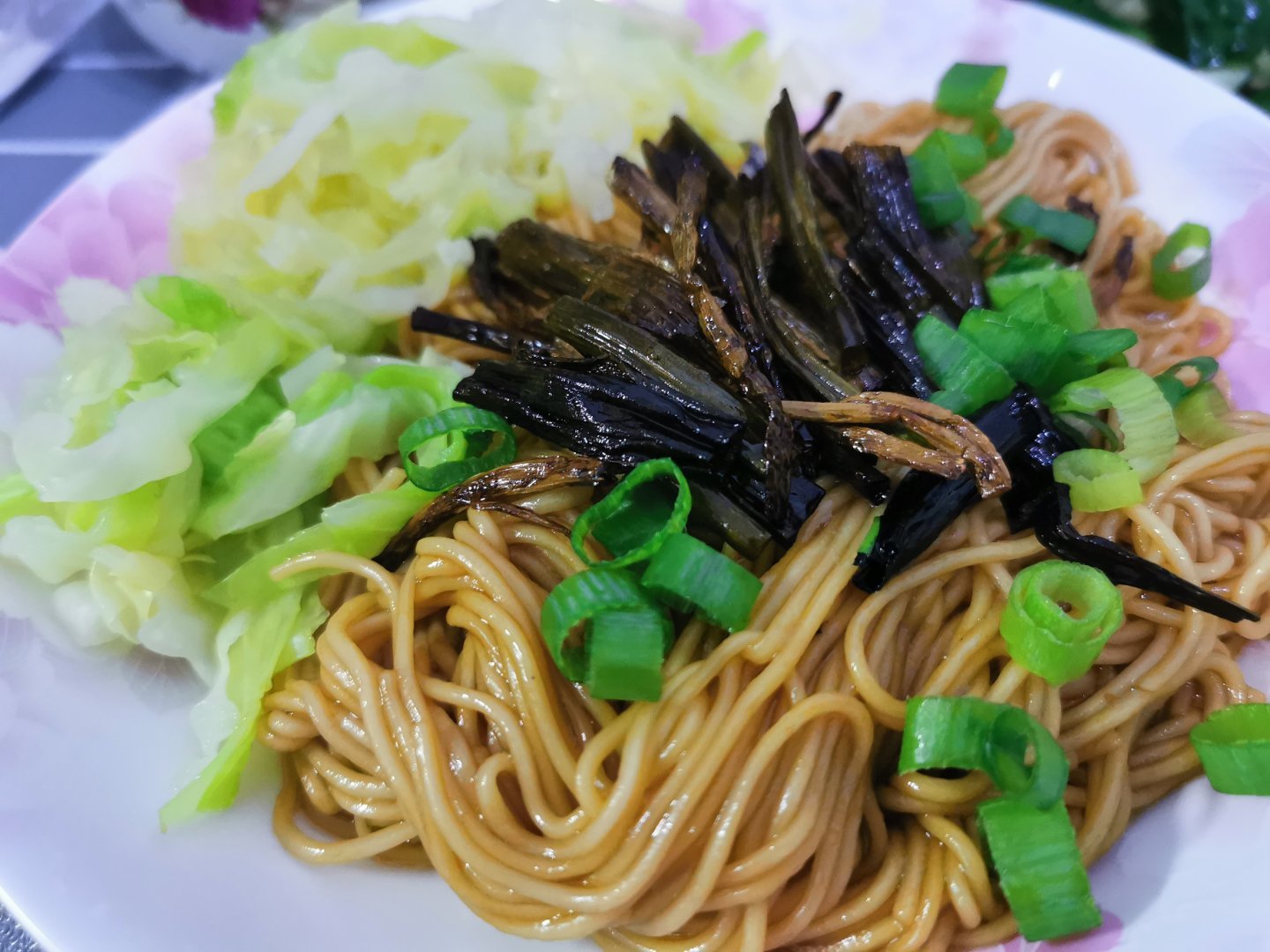 众所周知带饿入睡灰常残忍，于是，葱油拌面，吧唧吧唧… ​​​