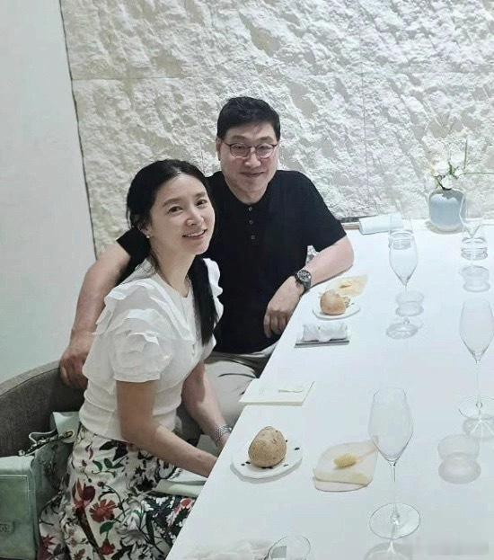 55岁李英爱和75岁老公合照55岁李英爱近照 《大长今》氧气美女李英爱 55 岁