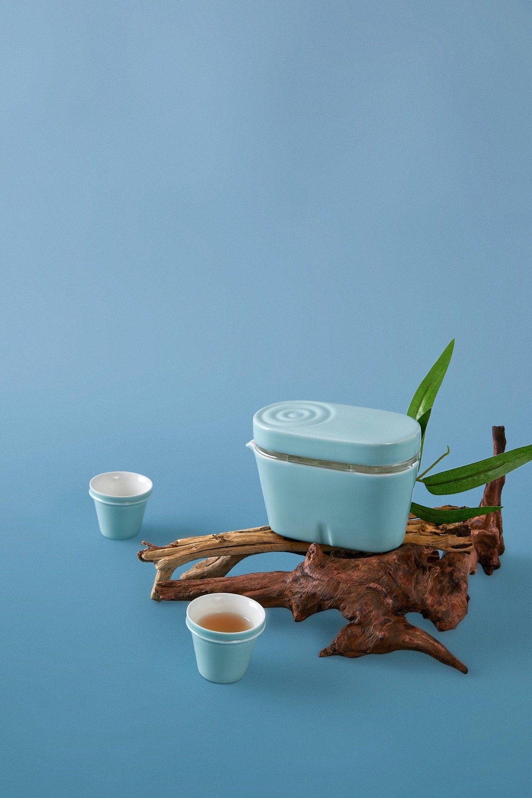 4月28日，“BMW非遗龙泉青瓷旅行茶具”正式上线MY BMW APP，成为BM