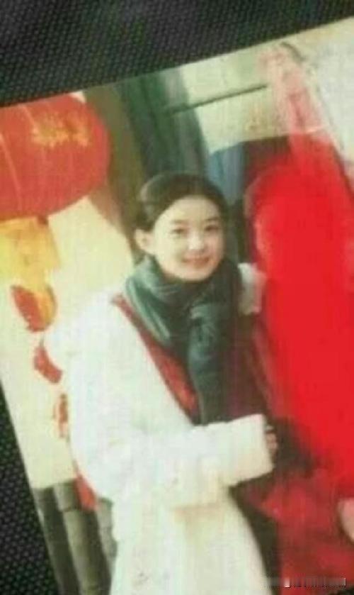 近日，赵丽颖初中旧照在网络刷屏，照片里的她扎着双马尾或马尾，穿着朴素校服，带着婴