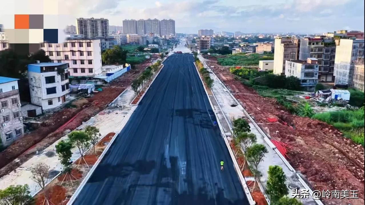 奔走相告，热烈祝贺博白县白州大道一夜之间就铺上了沥青！

横跨两个世纪的大道终于