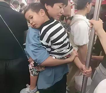 有网友质问对抱孩子坐地铁的情况，到底让不让他座，现在的人道德滑坡了，基本上只要不