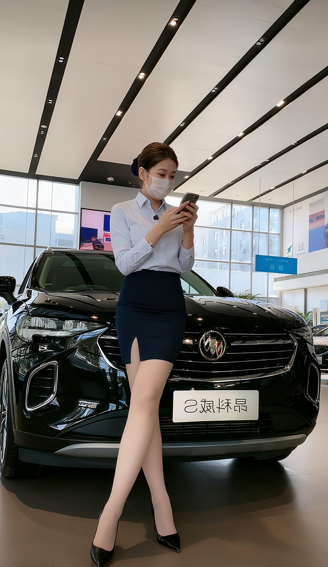 车旁美人倚，手机语如诗。