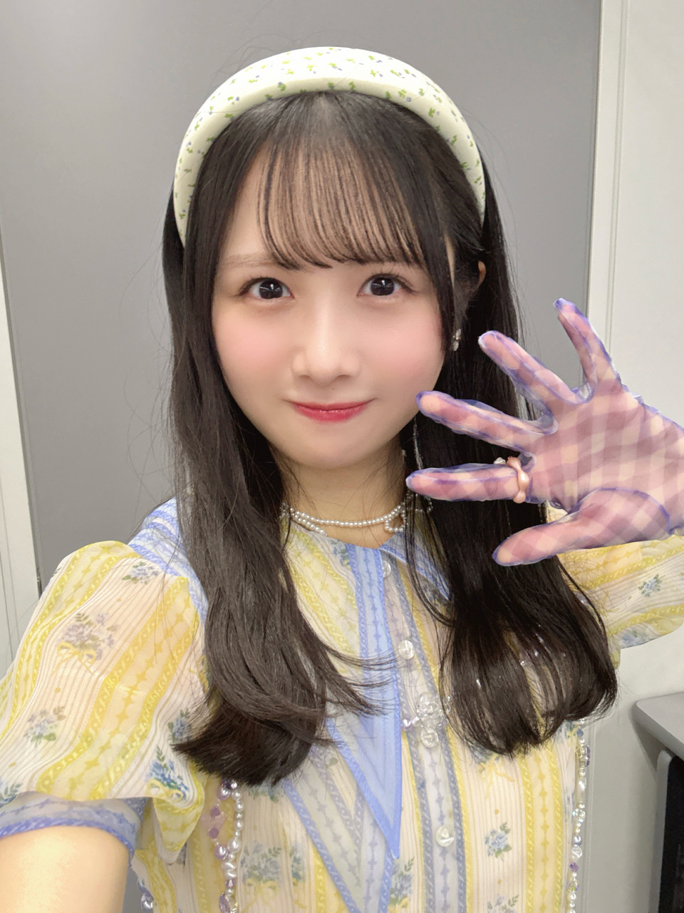 ひなの「カチューシャ担当やってます。ふわふわな髪の毛にするのが好きだヨ~」 ​​