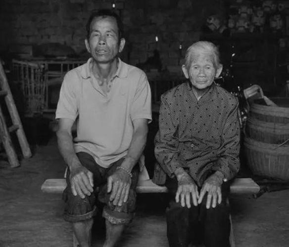 1945年，慰安妇韦绍兰跑回了家。然而，她发现自己竟然怀了日本人的孩子，婆婆落泪