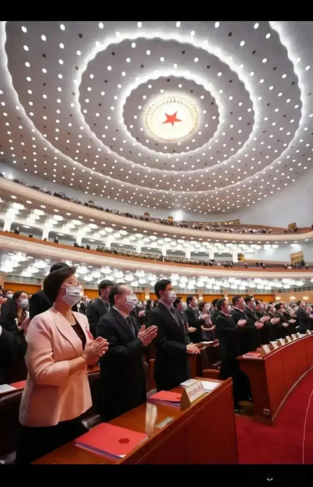 这次两会，最让人感动的就是政协委员们都没有再提延迟退休的议案，可以看出委员们都知