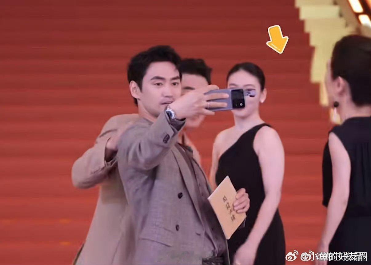 明星走红毯也喜欢看热闹这大概就是剧组的快乐吧，袁弘一个自拍，把大家都给硬控住了 