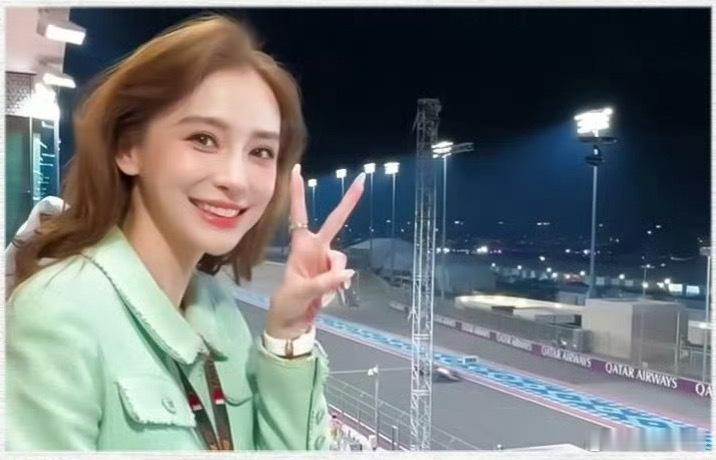 Angelababy染发了 Angelababy的新发色真的好美呀，和她这白皙靓