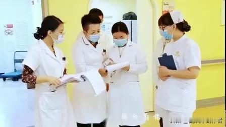 白衣执甲守初心，仁心有爱护人间
 
世间总有一群逆行者，以一身素白铠甲，扛起守护