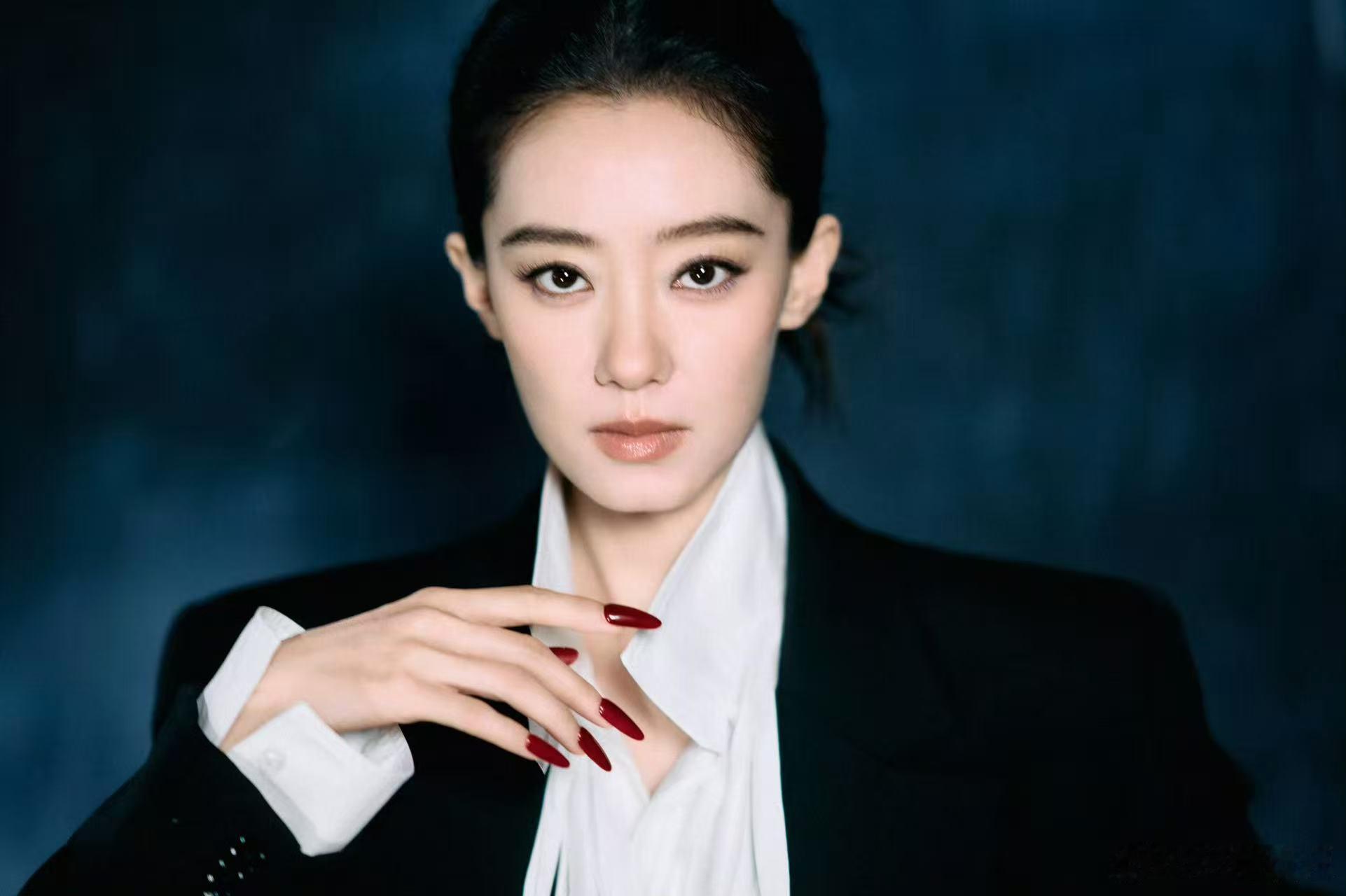 张小斐vogue撑伞神图张小斐帅成啥了刷到这张撑伞大片直接眼前一亮，背头把五官轮