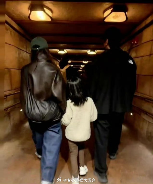 高圆圆赵又廷女儿长这么大了圆圆和赵又廷的女儿Rhea如今已6岁半，近期一家三口在