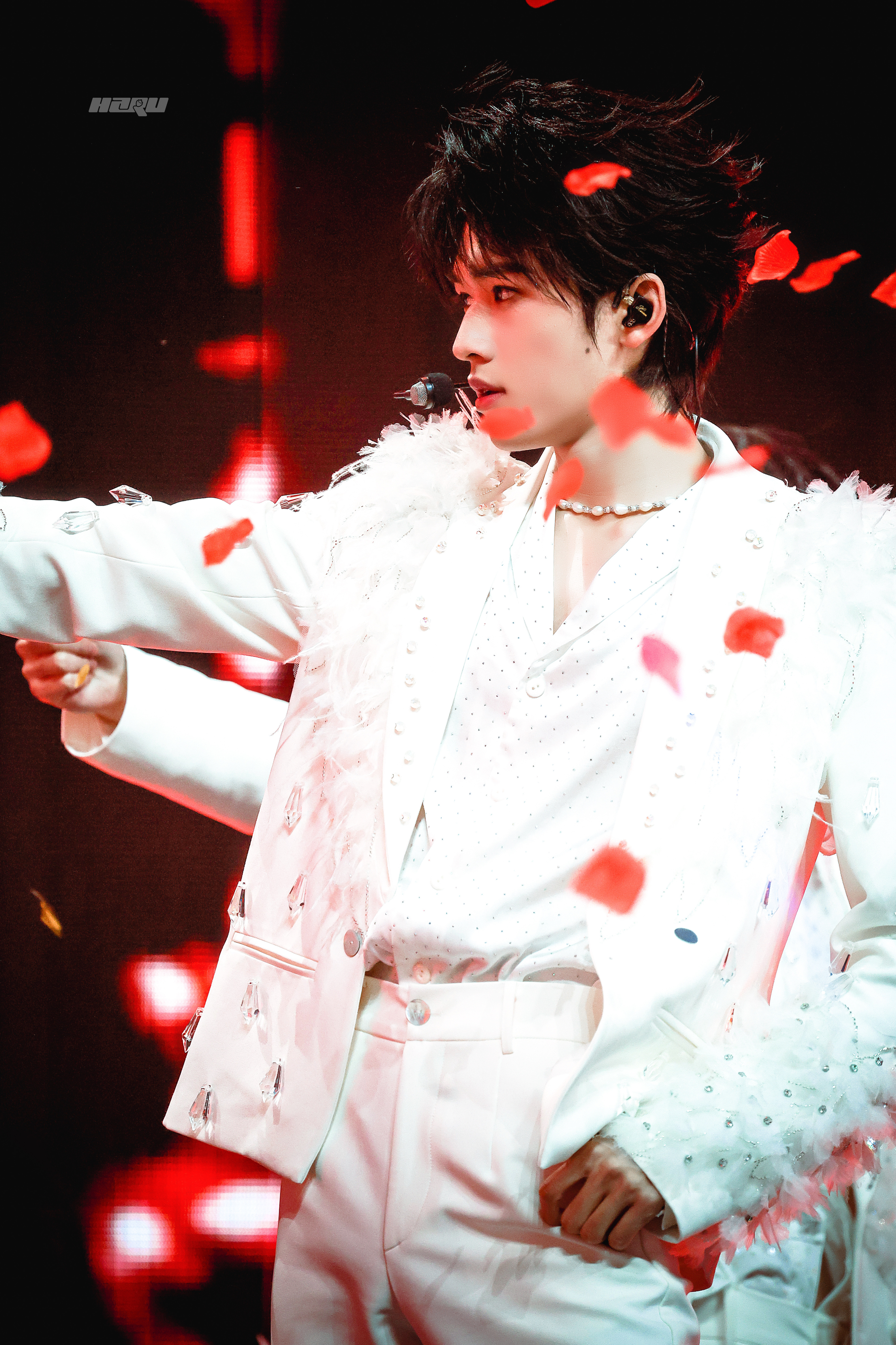 玫瑰花海下的宋亚轩 愚人节特供！如花在野，温柔热烈。🥀 