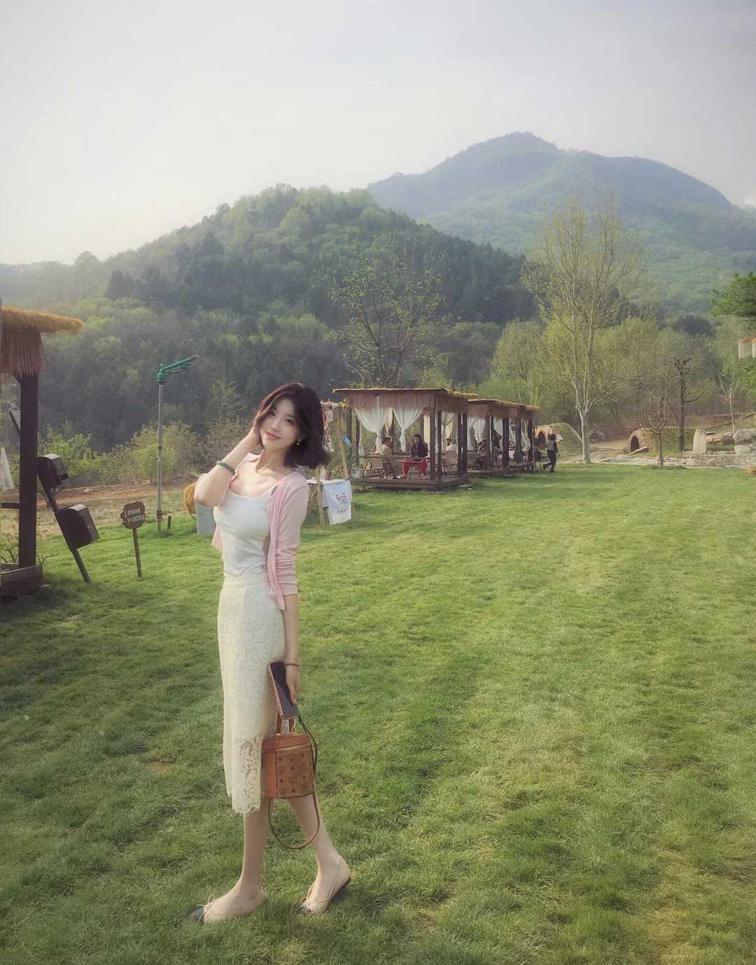 职场女性该怎么穿更好看?温柔的淡粉开衫搭配米白蕾丝半裙，把职场女性的柔与韧穿得刚