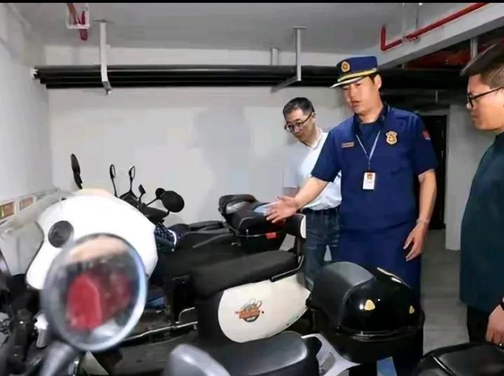 此次雷霆行动般的电动车治理，民情沸腾之下，实乃治理之大败笔！问题不是出发点不好，