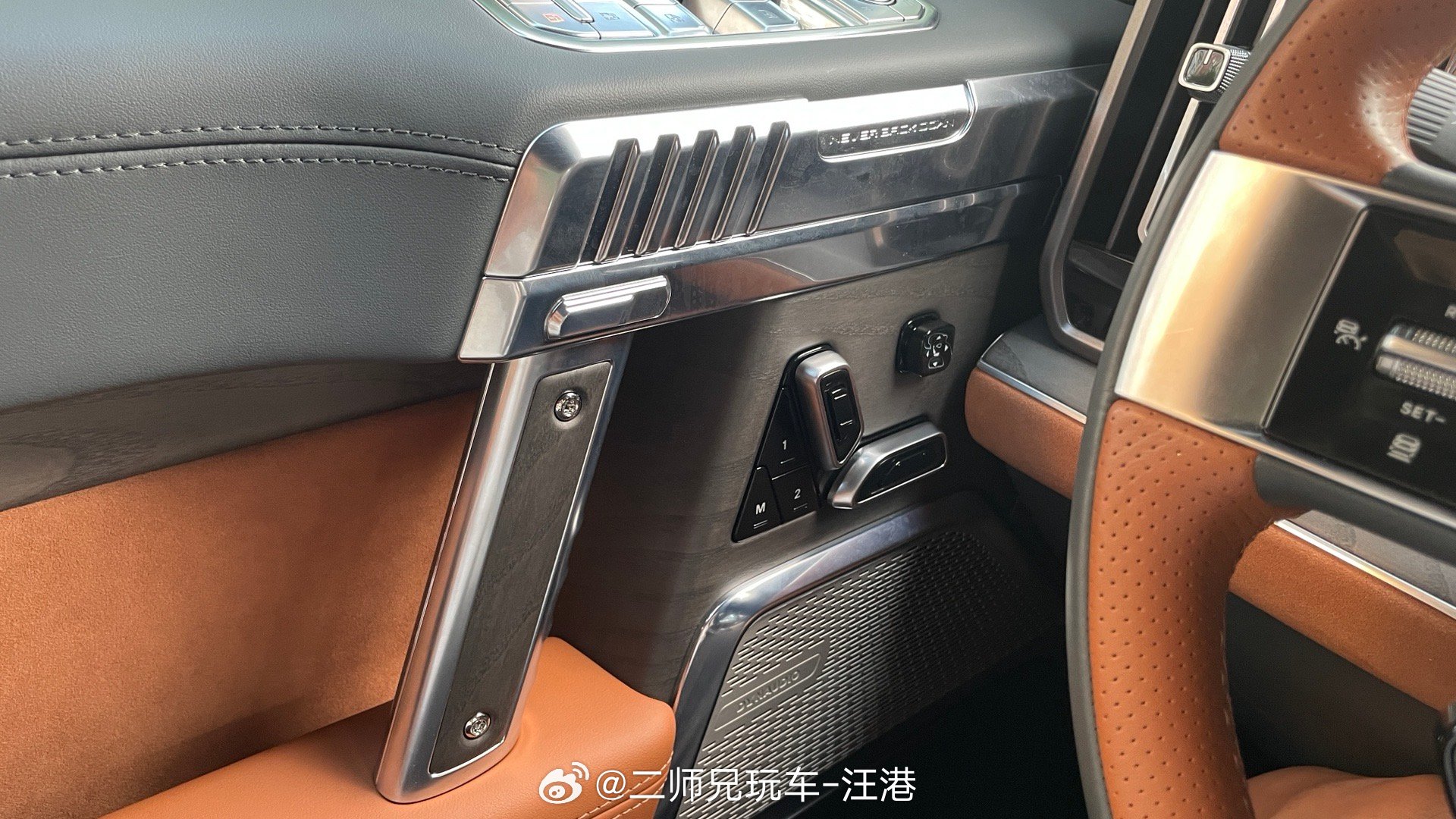猛士917的座舱内，最让人过目不忘的设计可能就是这个情绪价值极高的“手枪”镀铬门