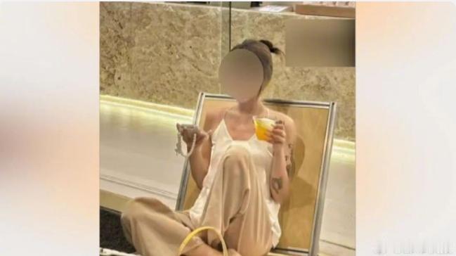 近日浙江嘉兴，25岁海归在校小伙与32岁离异女老板相恋。
小伙还是学生，靠着奖学
