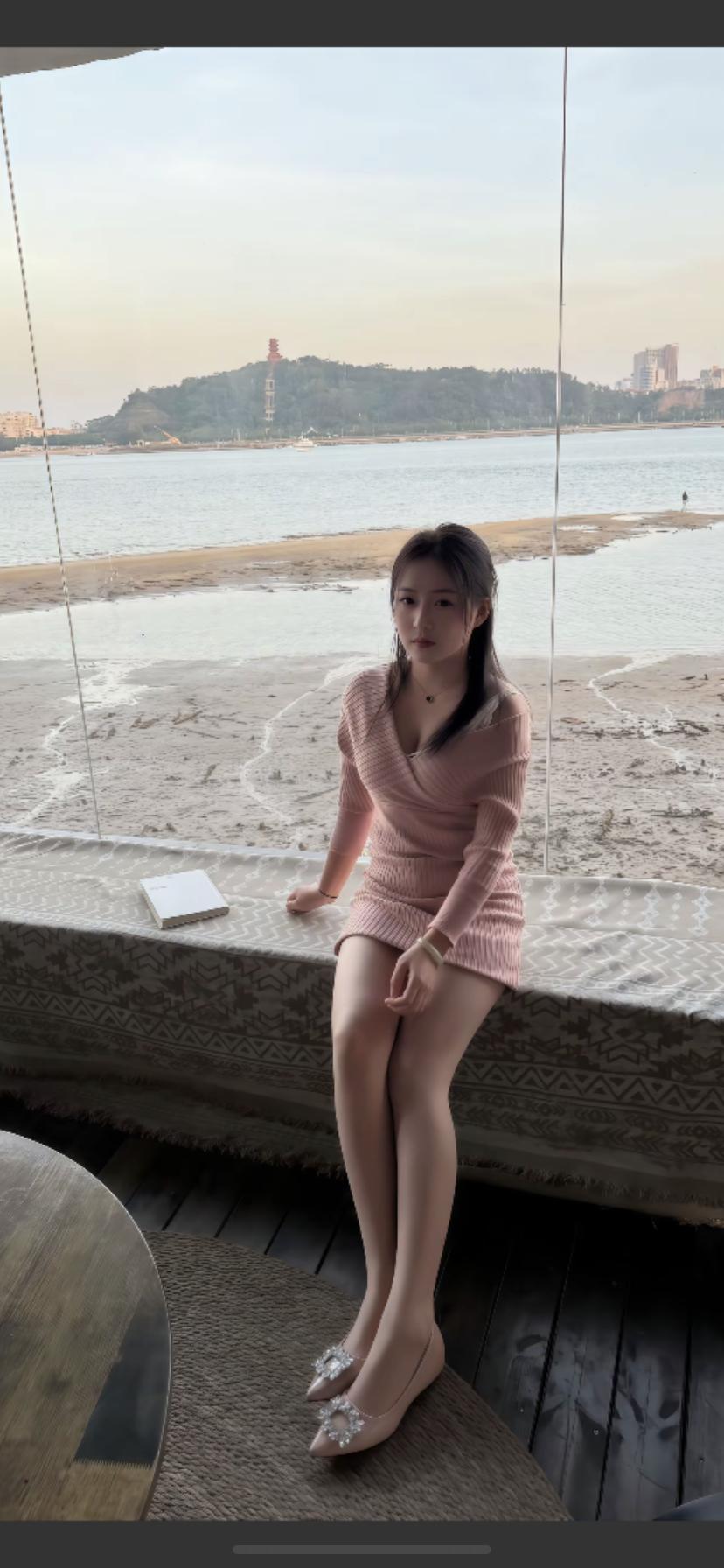 海边漫步，粉裙飘飘，静享美好时光。🌊💗