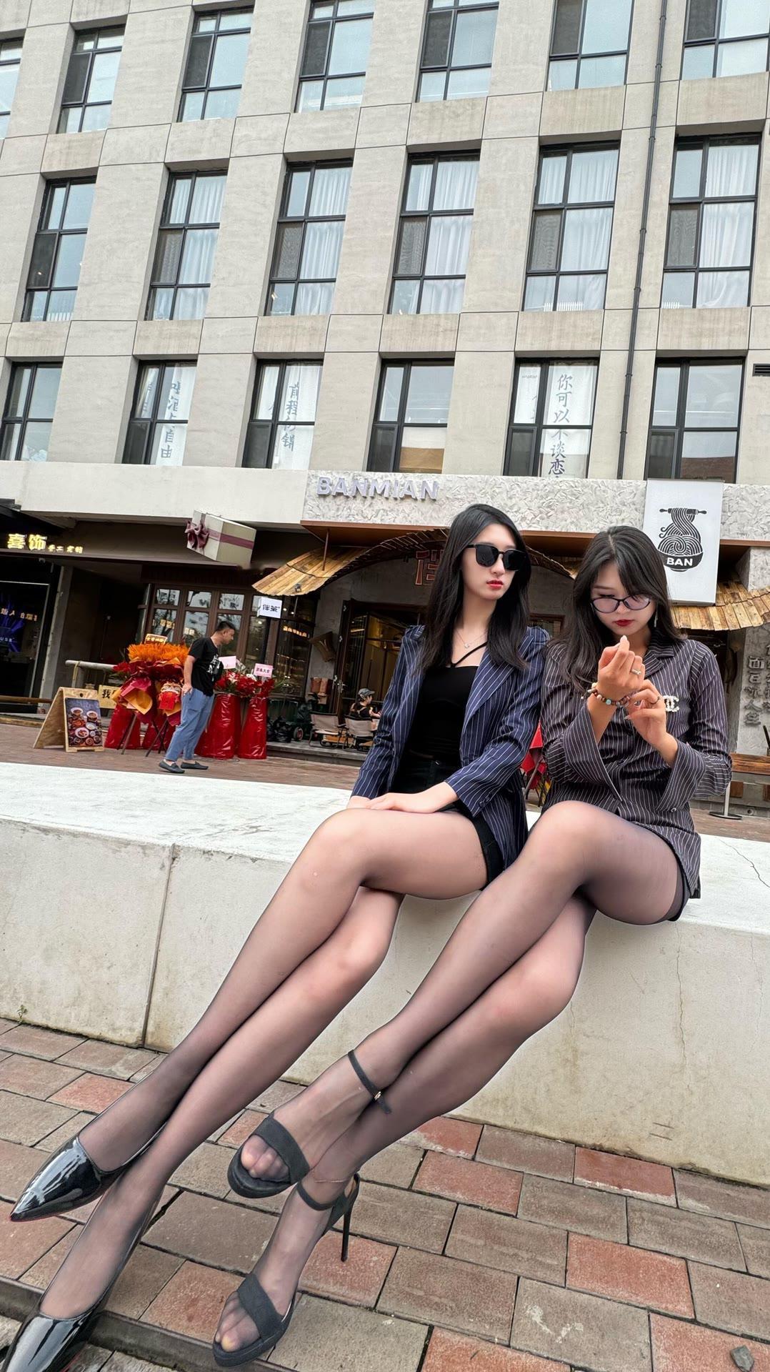 姐妹花街头自拍，墨镜、黑裙、高跟鞋，都市感十足！