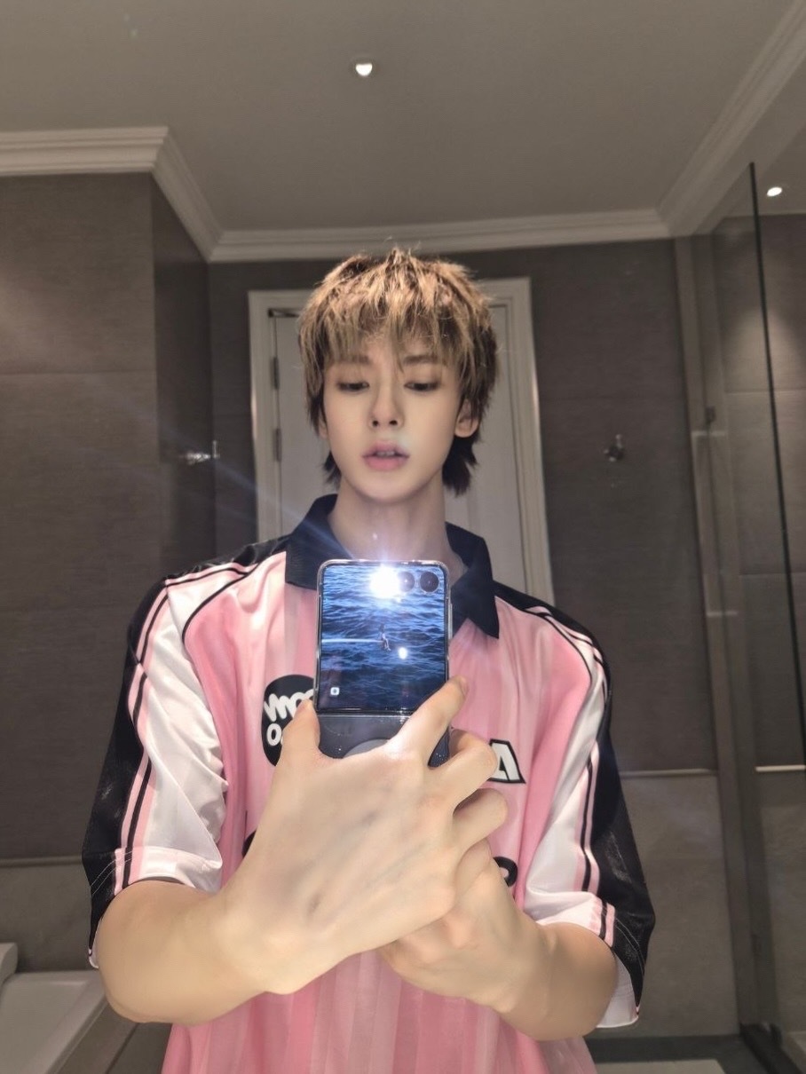 smtr25更新视觉中心吴弦俊单人帖后，点赞已速达1w，自身的美貌与自拍技术的完