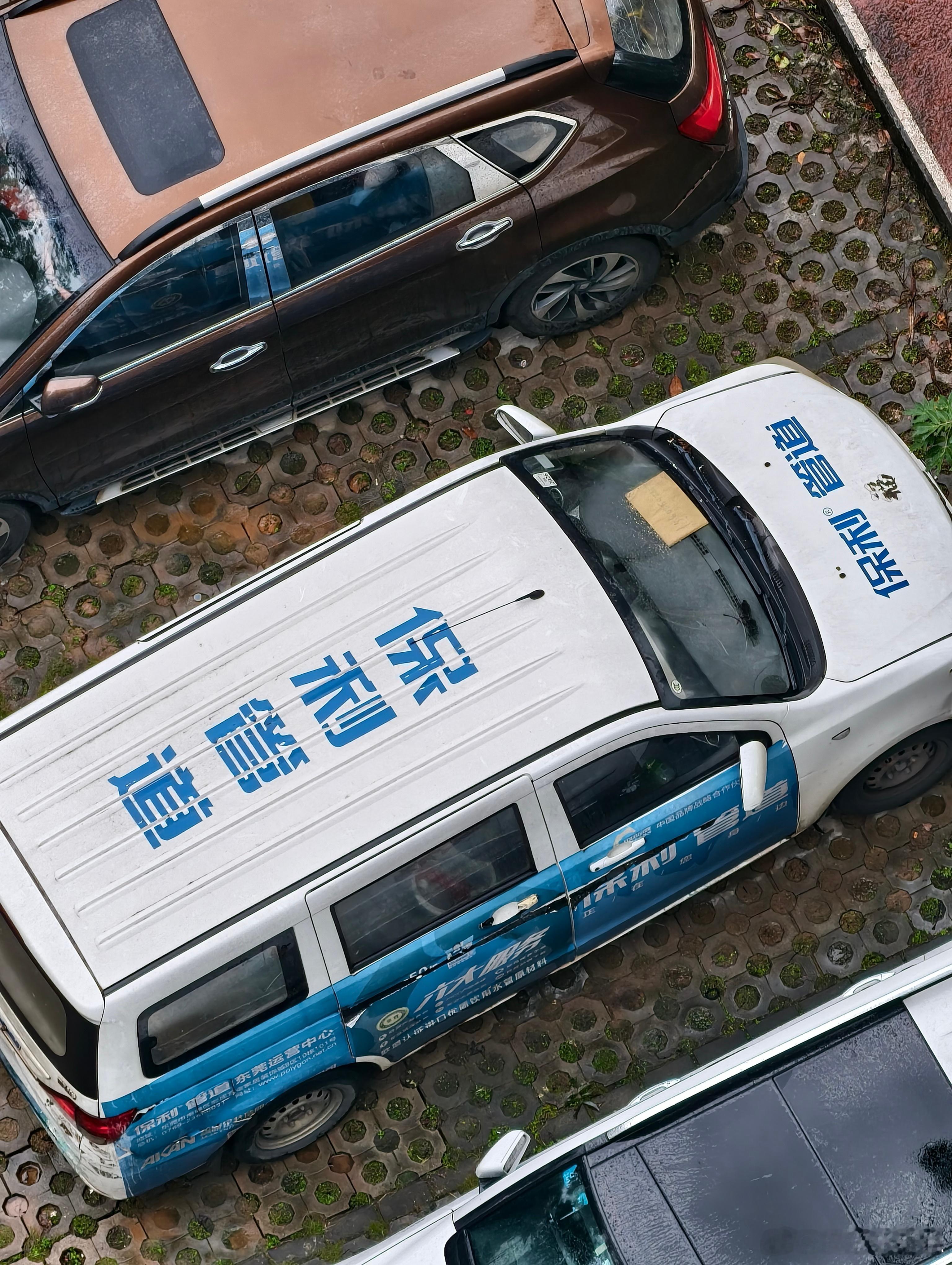见过车身侧面投放广告牌的，第一次见车顶打广告，它精准吸引到我了，如果再加个☎️更
