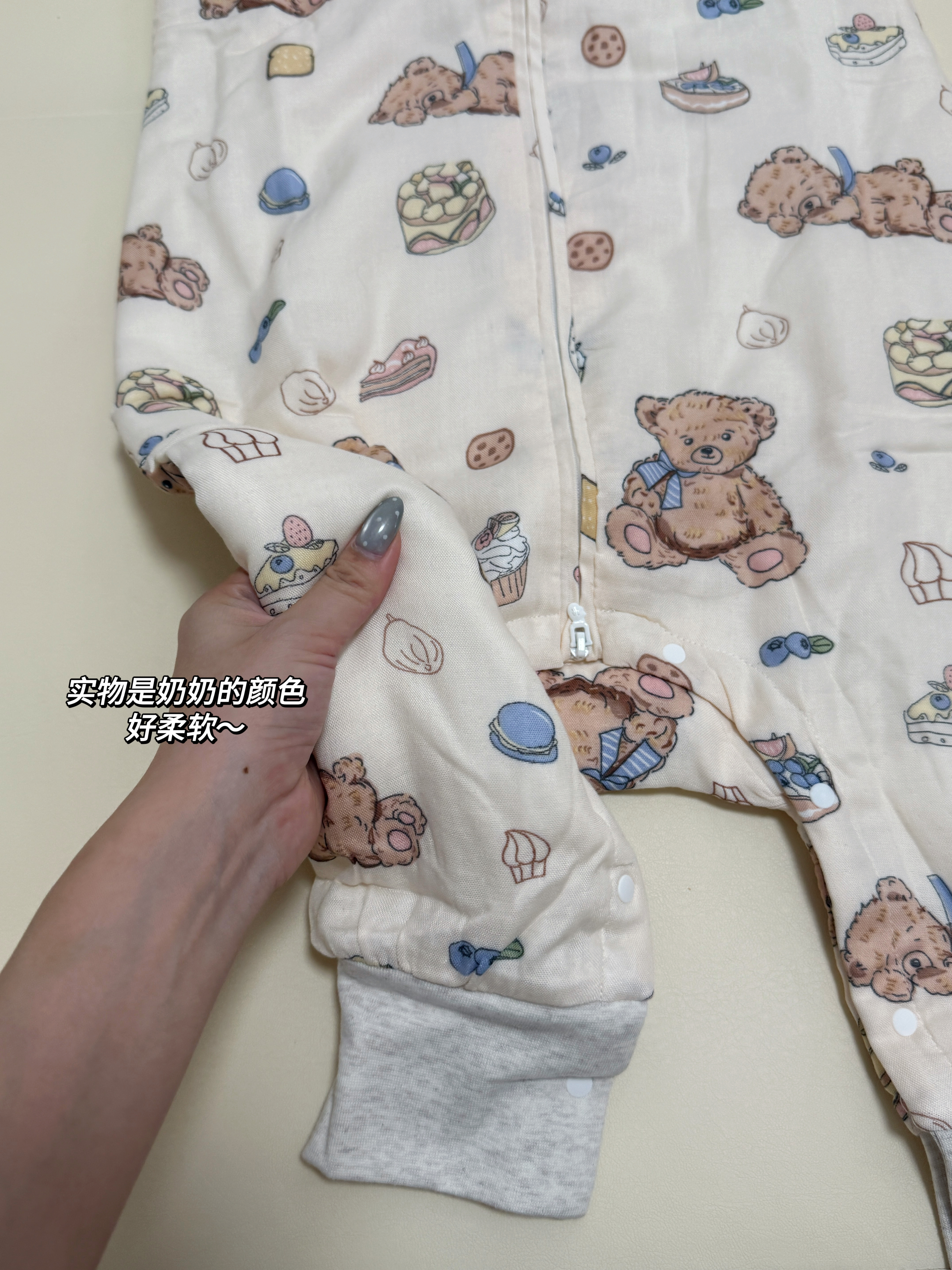 每年都要拥有的人生挚爱睡袋～去年穿了一整个冬天中厚，感觉这个厚度最实用，娃也最好