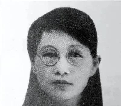 1909年，16岁的白薇与婆婆吵嘴，丈夫居然抡起凳子砸在她背上，婆婆见她倒下，扑