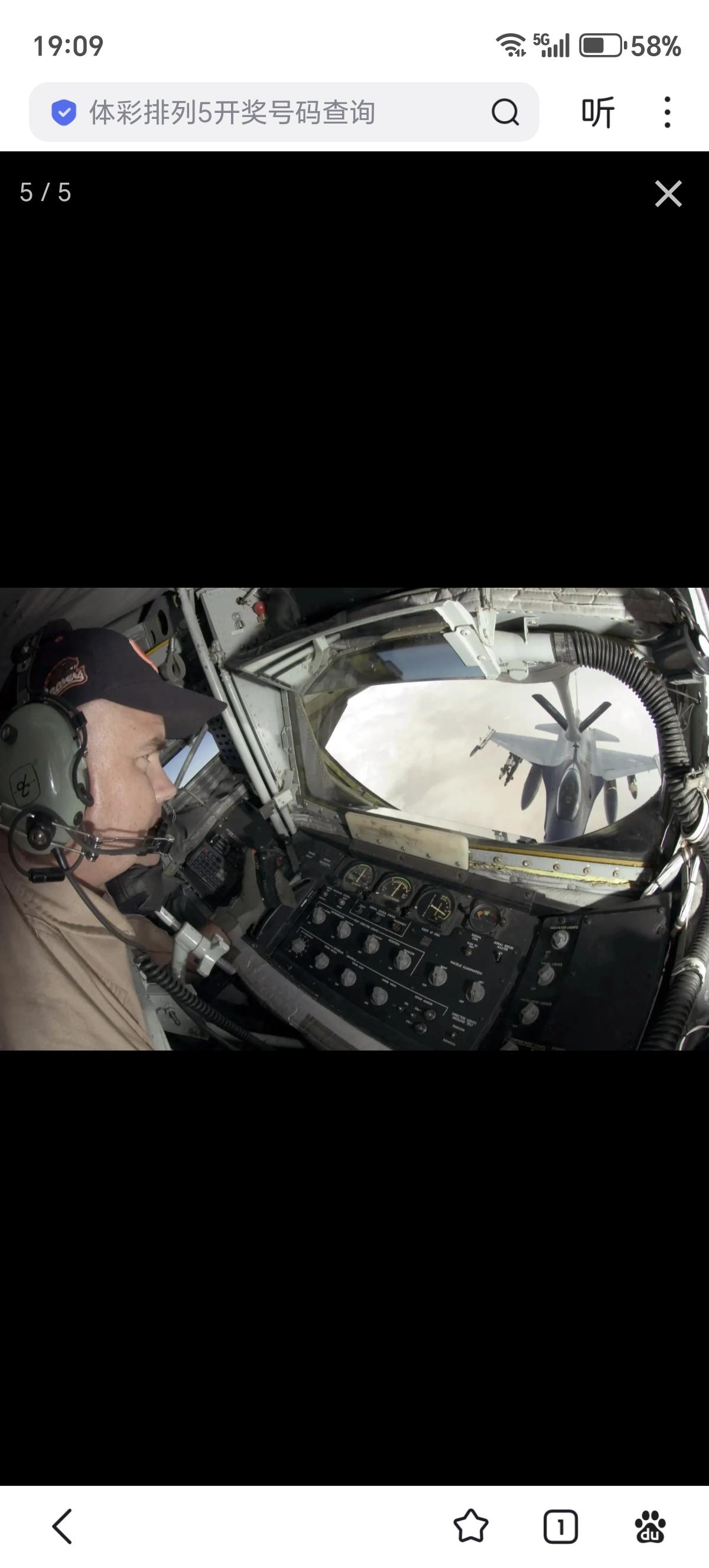 KC-135同温层加油机是一款最大起飞重量达146.284吨的大型空中加油机，翼