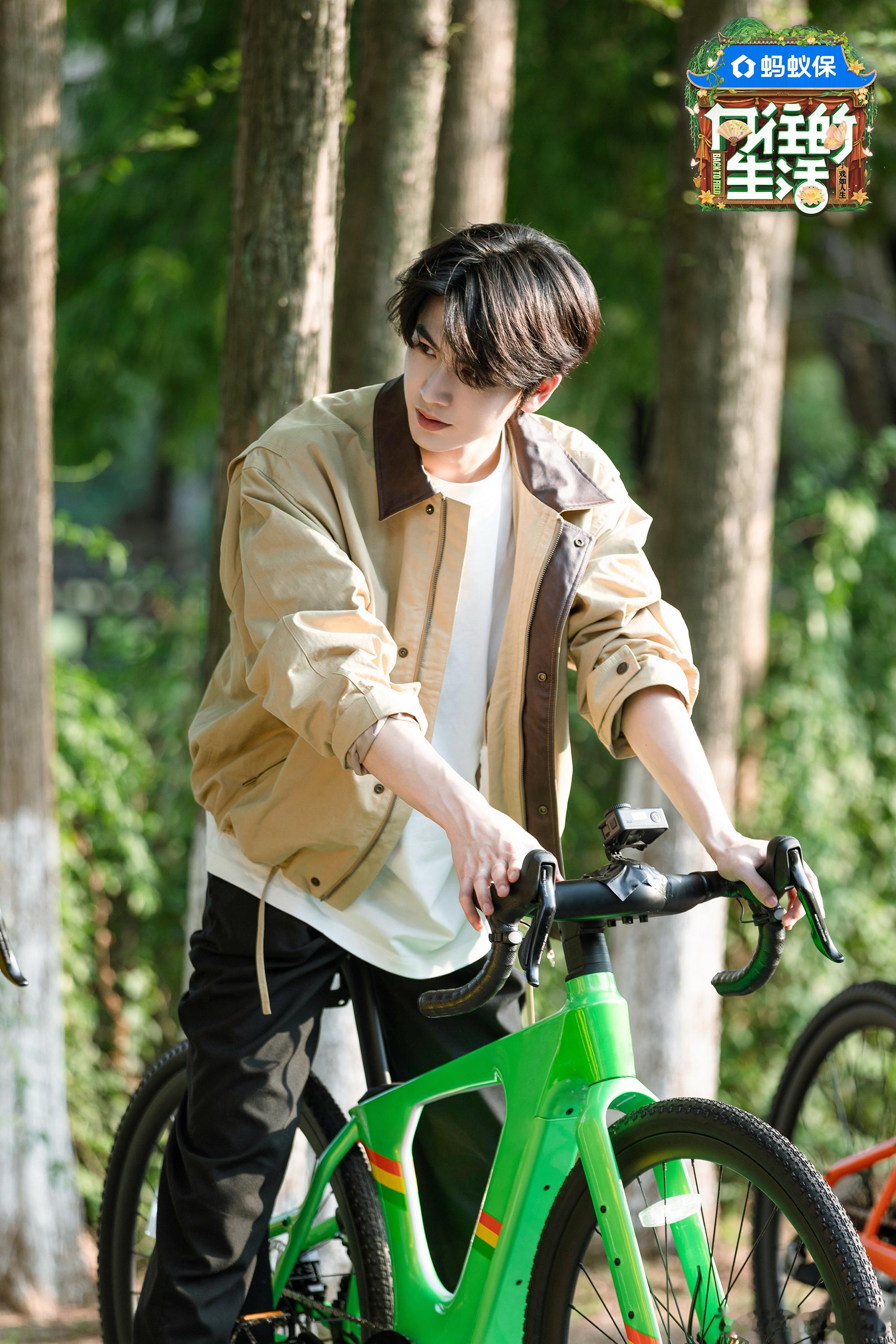 彭彭第一次见到张凌赫，就被其魅力帅到，大喊“真帅”！马頔也忍不住记录，小赫赫这颜