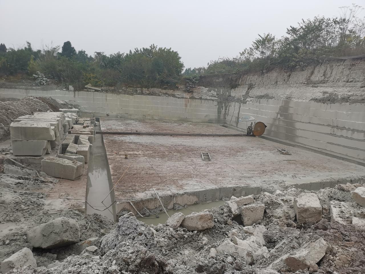 打一锤来吼一声
打得石头把家分
劳动号子
这是高危技术活
以前都喊一声号子打一锤