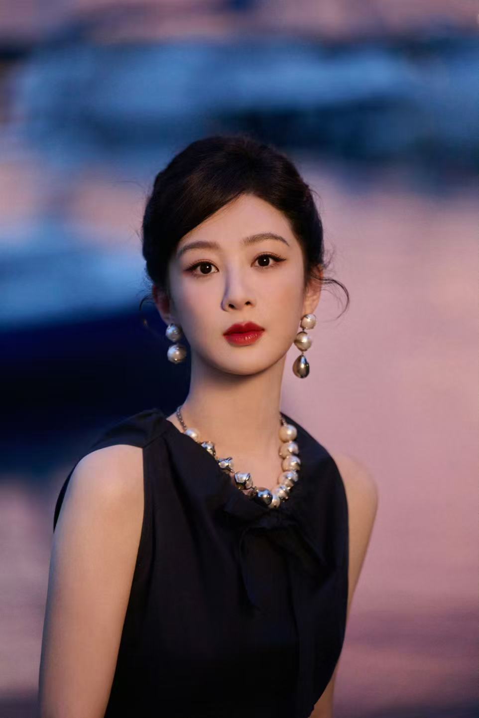 杨紫白玉兰造型大花气质杨紫完全是大花气质啊啊啊啊！杨紫这套造型好有气质哇！ 