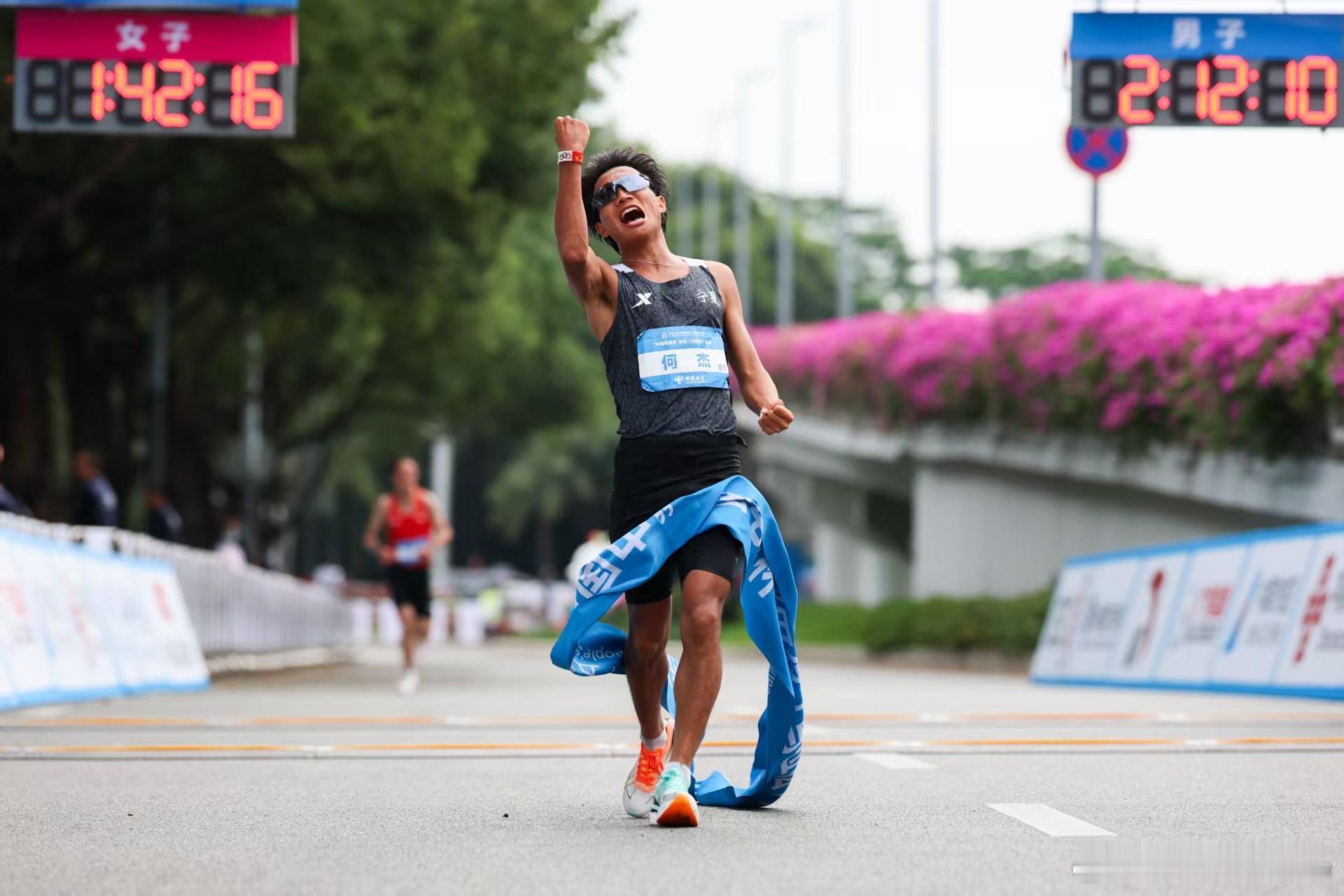 2小时12分07秒！何杰在全程领跑的情况下仍能夺冠，状态实在太好了！他完美诠释了