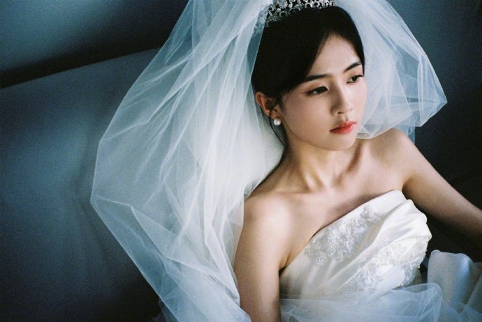 白鹿北上婚纱9宫格 白鹿晒了电视剧北上 ​夏凤华婚纱照，好漂亮的九宫格，花街小太